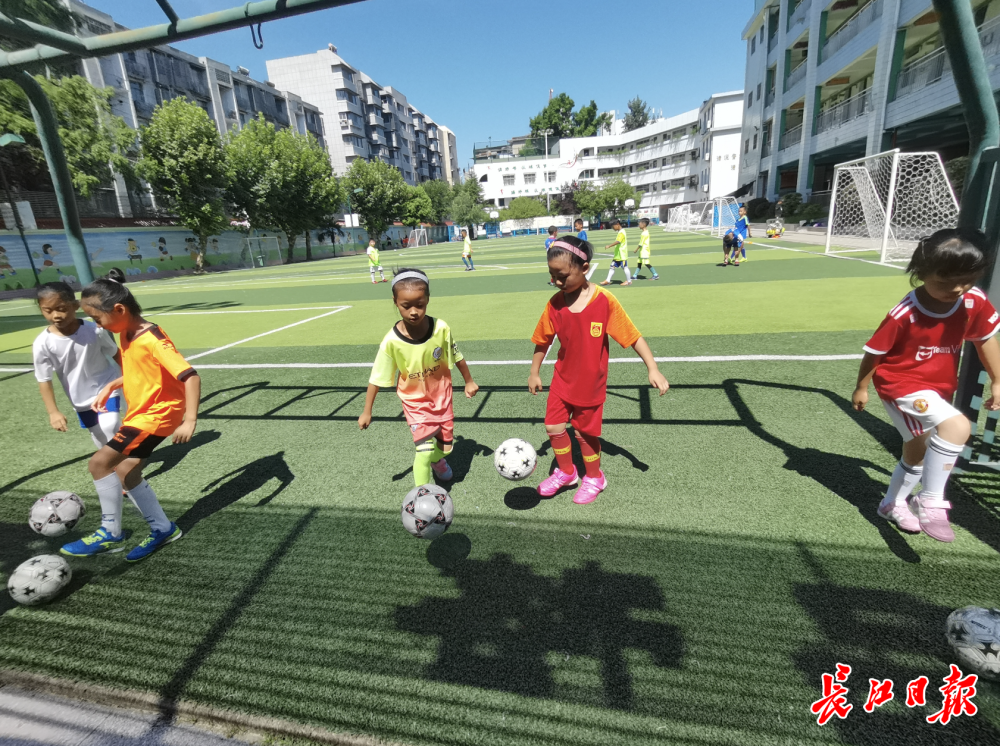 新合村小学足球(新合村小学足球明星)