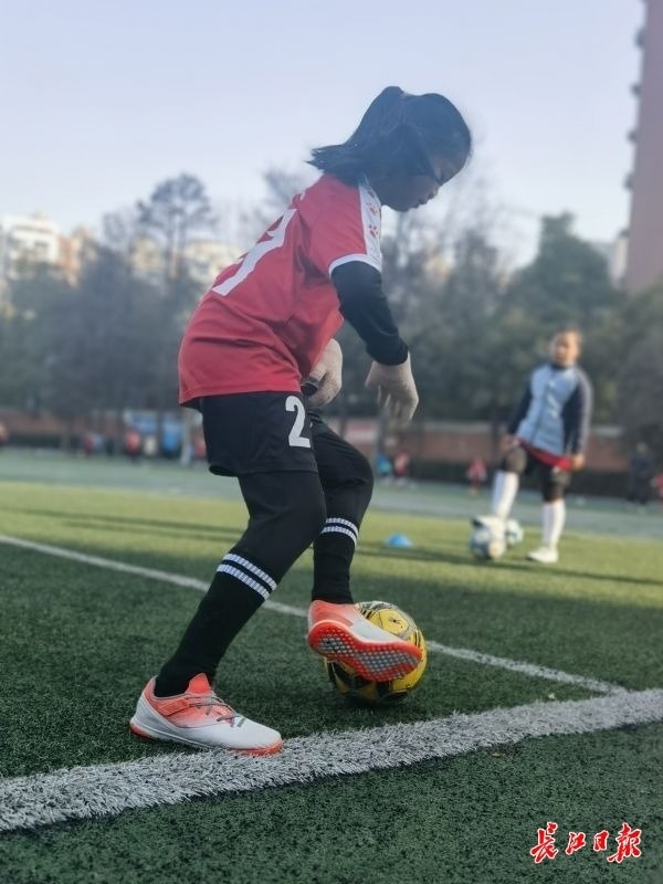 踢足球短发(足球发型女孩怎么扎)