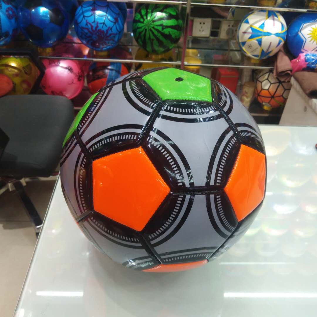 足球皮(足球皮球篮球排球乒乓球哪个不同)
